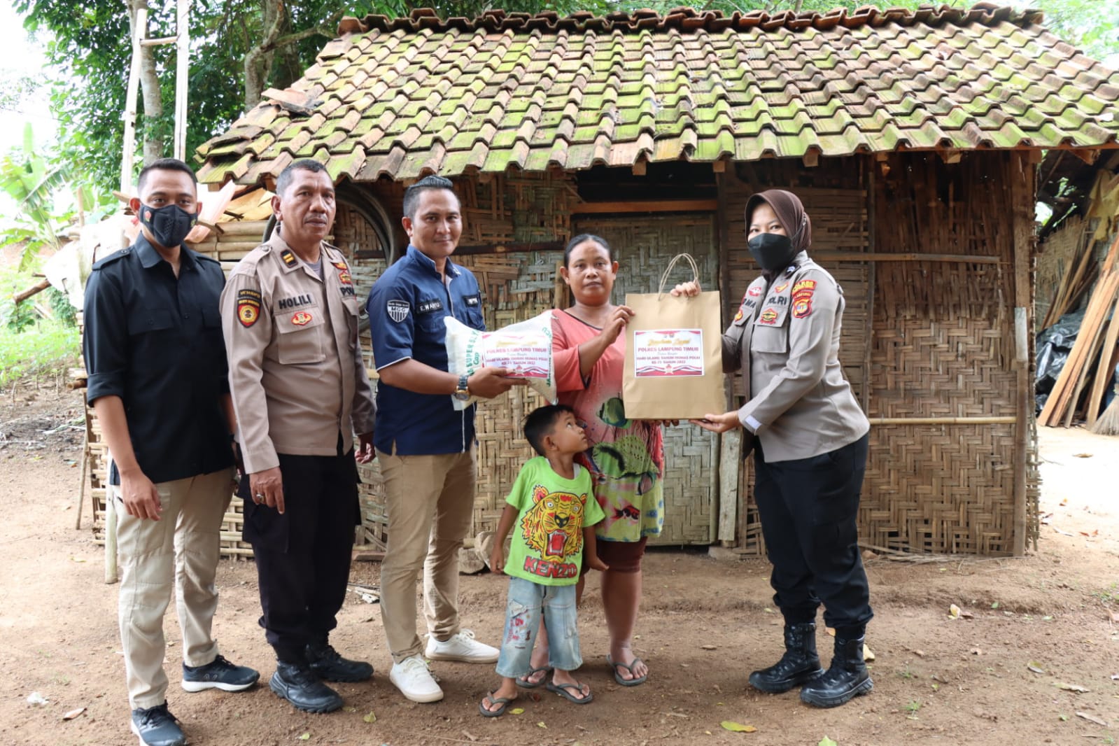 Jelang HUT Humas Polri Ke-71, Sihumas Polres Lampung Timur Bersama Rekan Media Melaksanakan Bansos Kepada Masyarakat